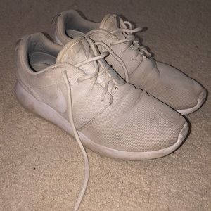 White Nike Roshe